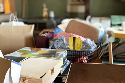回収する家具や生活用品が積み上げられた室内