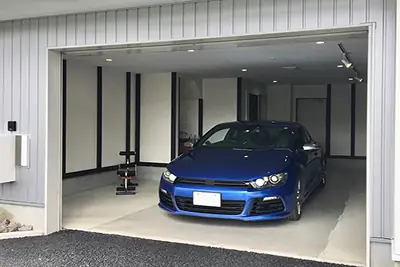 ガレージに駐車された自動車