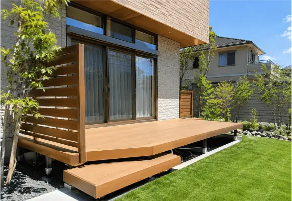 リビングに面した住宅のウッドデッキ