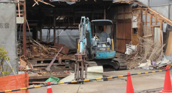 解体中の木造住宅