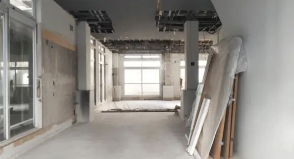 内装解体中の店舗テナント