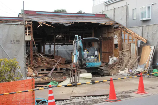 重機で木造住宅を解体している様子