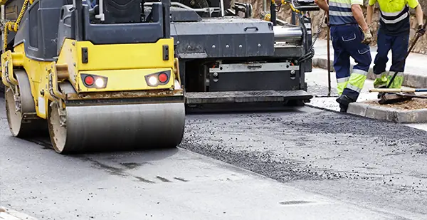 ロードローラーで道路を舗装している様子