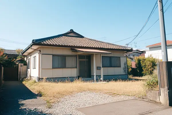 秋田の住宅街に建つ空き家