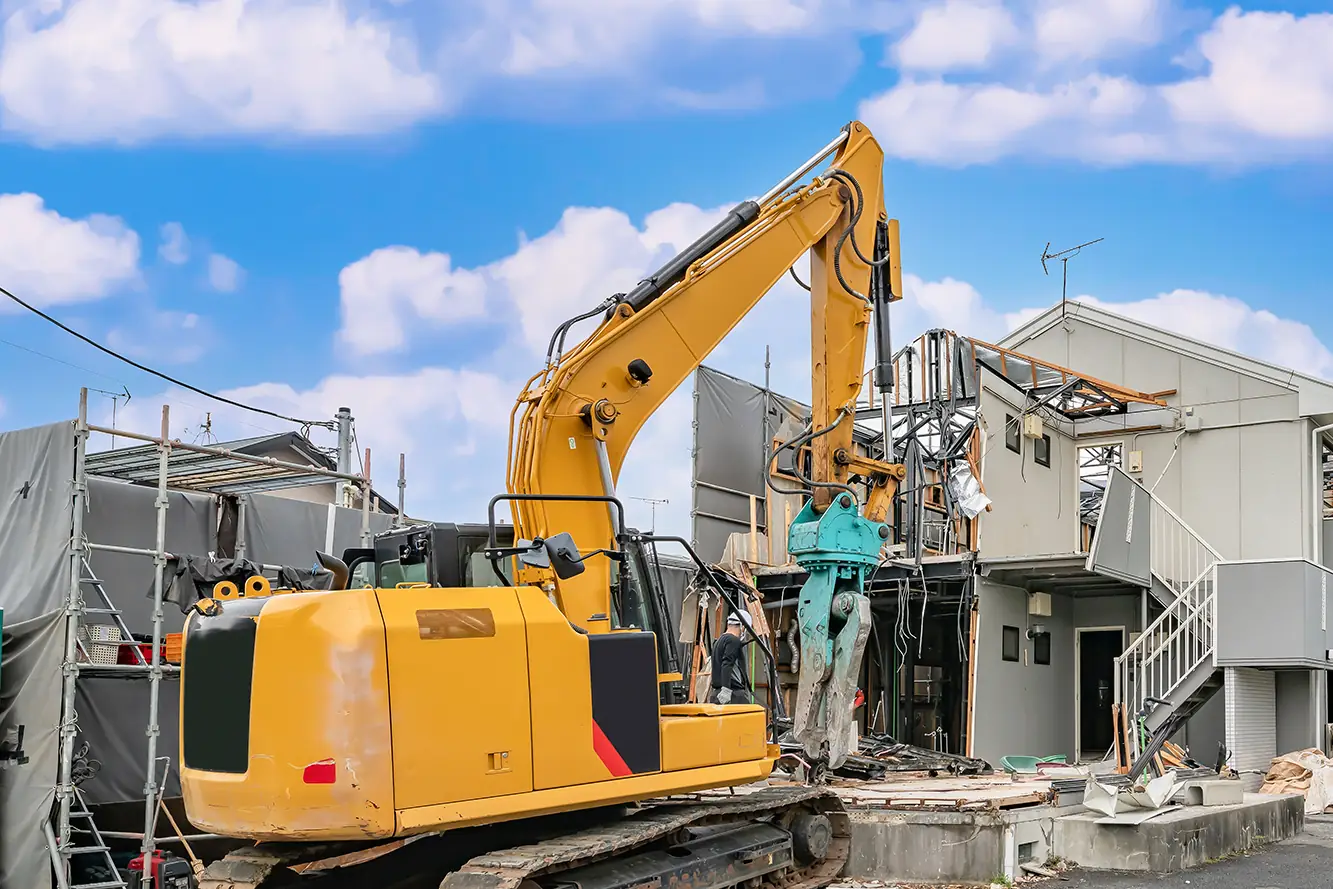 重機で住宅を解体している様子