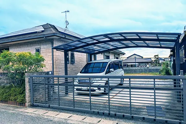 カーポートとフェンスを設置した住宅の外構